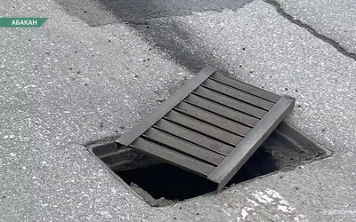 Абаканец влетел в открытую ливнёвку на машине