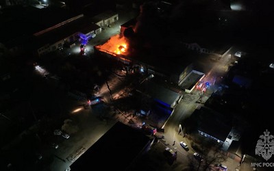 Склад с автомобилями и картоном внутри тушили в Абакане. Огонь охватил 1000 квадратов