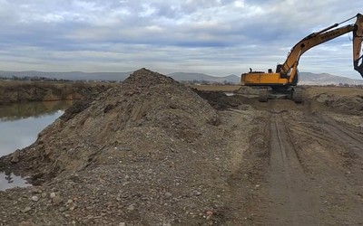 В Усть-Абакане незаконно добывают ПГС. Река там изменила русло