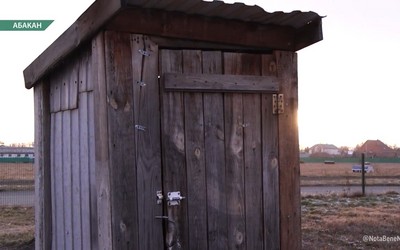 Пользуются уличным туалетом юные хоккеисты Абакана