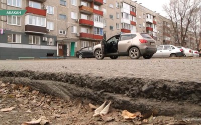 Подъехать к дому по Крылова,77 в Абакане сложно из-за ям