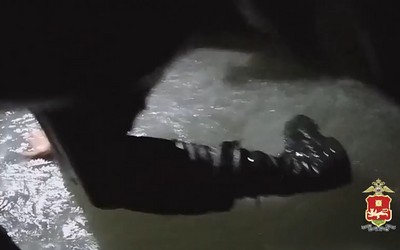 18-летний пьяный бесправник бросился в реку, удирая от автоинспекторов в Соленоозерном