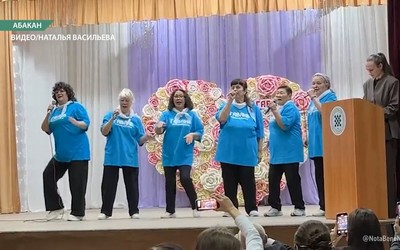 Читают рэп и шутят на современном сленге бабушки района Гавань в Абакане