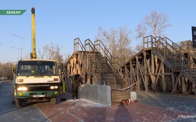 В Черногорском парке коммунальщики занялись изготовлением ледовых городков