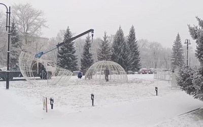 На Театральной площади монтируют новогоднюю иллюминацию