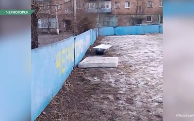 Вместо катка в черногорском дворе появилась ванна с матрасом