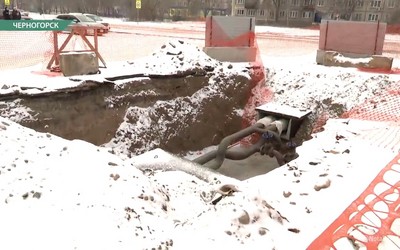 В Черногорске теплоэнергетики меняли трубы, но ямы не засыпали