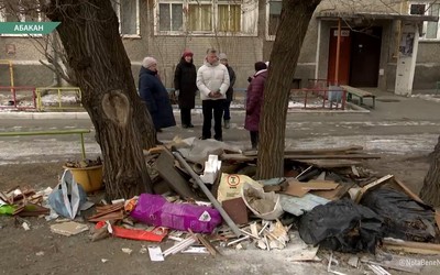 3 месяца кучи мусора лежат под окнами на Минусинской, 59 в Абакане