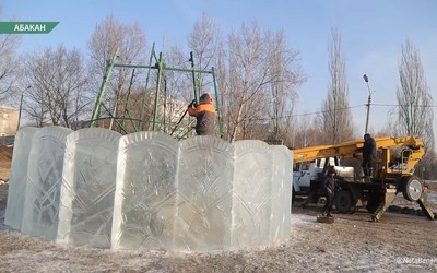 Парковое хозяйство Абакана восстанавливает ёлку в Преображенском парке