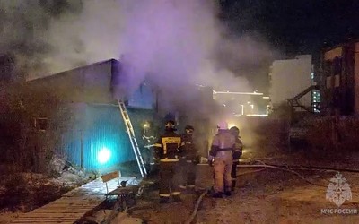 Гараж с грузовиком загорелся в Калинино