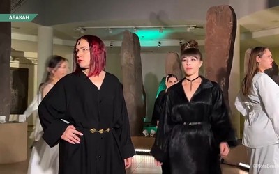 Подиум среди каменных изваяний устроили хакасские дизайнеры