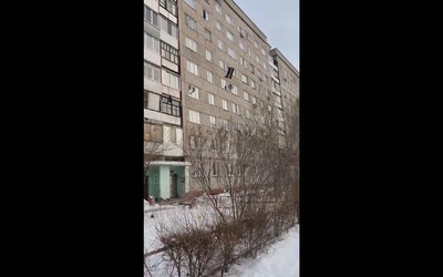 «Че, совсем больная?!»: мебель летела прямо из окна на Пушкина в Абакане