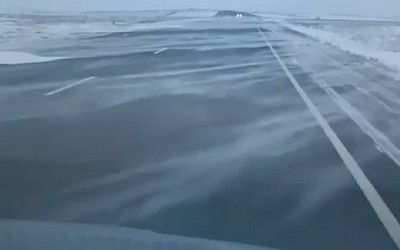 Сильный ветер и плохая видимость сохраняются на дорогах Хакасии
