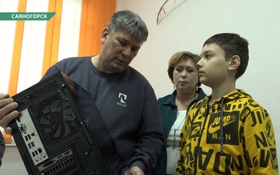 Волонтеры РУСАЛа подарили мальчику с нарушением слуха компьютер