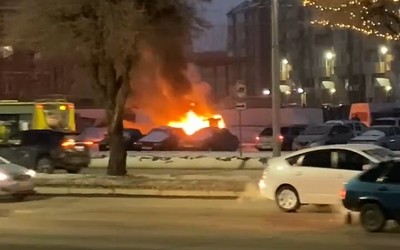 Ford Transit полыхал по Дружбы Народов в Абакане этим утром