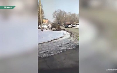 Кучи снега в Абакане мешают автомобилистам
