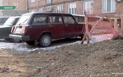 Теплоэнергетики зарыли траншею в абаканском дворе