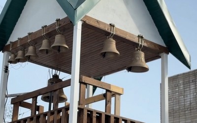 Электронный звонарь работает на колокольне в Белом Яре 