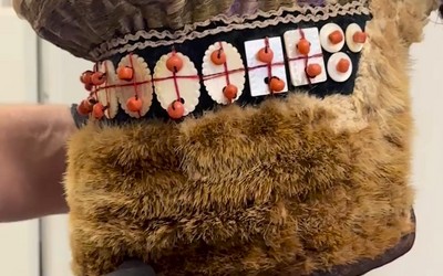 Шапку, шлем и шубы из главного музея Хакасии отреставрировали в Москве