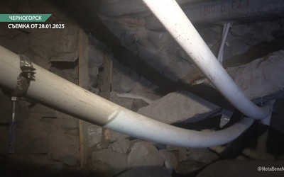 Подвал в бараке Черногорска нужно срочно чинить, чтобы двухэтажка не обрушилась 