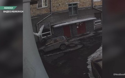 С крыши дома по Карла Маркса в Абакане сорвалась глыба льда на машину