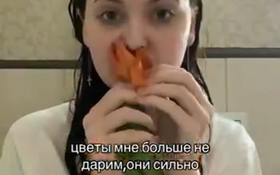 Новый тренд: девушки едят подаренные тюльпаны и снимают это на видео