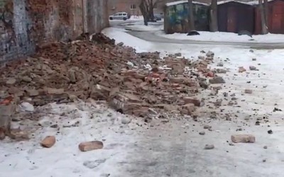 Кирпичная стена осыпалась за детским садом «Калинка» в Абакане