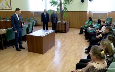 В мэрии Абакана семьи бойцов, павших на фронте, получили награды за своих героев