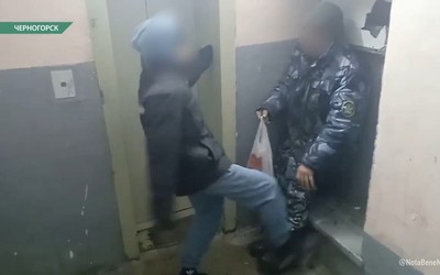 Подростки избили мужчину в подъезде общежития Черногорска