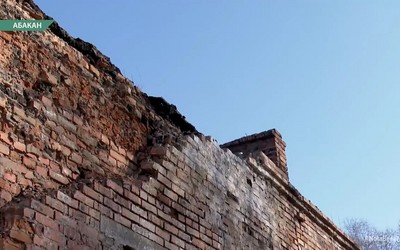 Рядом с детским садом «Калинка» осыпалась кирпичная стена