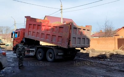 В Абакане коммунальщики подсыпают улицу, где в провалился мусоровоз 