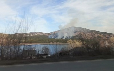 Первый лесной пожар тушили в Красноярском крае. Он охватил 1,5 гектара 
