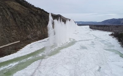 Лед взорвали на реке Абакан в районе Абазы