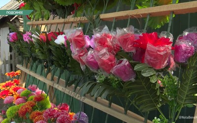 До Радоницы больше месяца, а искусственные цветы уже появляются в продаже