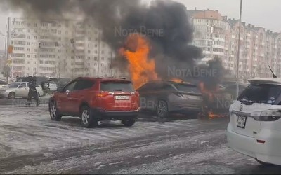 Машина полыхает на парковке у ТЦ по Некрасова в Абакане