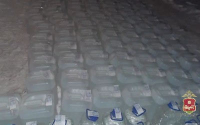 Больше тонны нелегального спирта хранила в бане жительница Шира