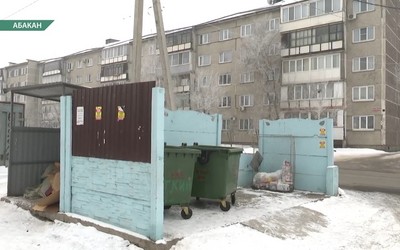 Абаканцы жалуются на разрушенное ограждение вокруг мусорной площадки