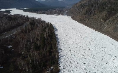 Затор на реке в районе Абазы ещё стоит