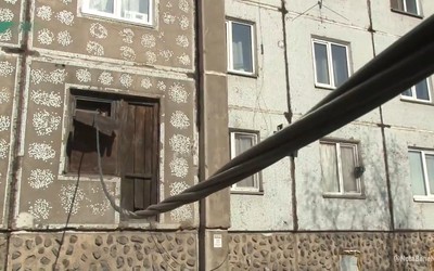 Жители дома Космонавтов, 39 в Черногорске жалуются на провисший кабель 
