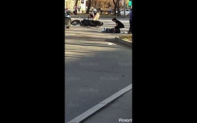 Байкеры попали в ДТП недалеко от абаканского ЗАГСа. У них переломы