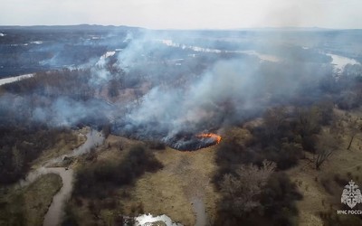 Мрачные кадры горящих островов на реке Абакан
