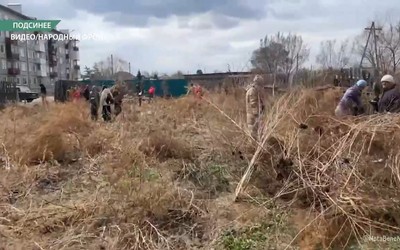 Добровольцы и общественники убрались на участке ветерана СВО