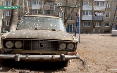 В Черногорске горожане не могут заставить владельца убрать автохлам