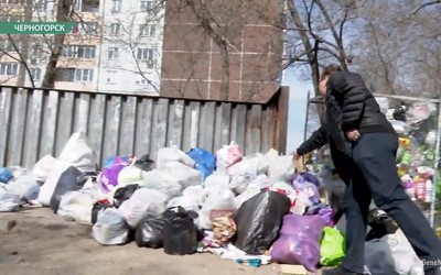 Черногорцы 3 дня выбрасывают мусор прямо на площадку, потому что баков нет