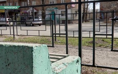 Скамейки оказались за ограждениями на Советской в Черногорске