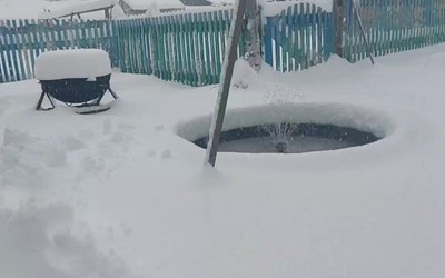 Соседей завалило снегом. В Ермаковском районе белым-бело 
