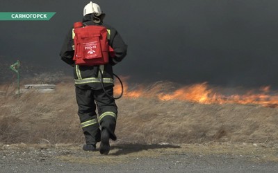 Почти сутки пожарные и добровольцы отводили огонь от жилых домов и предприятий под Саяногорском