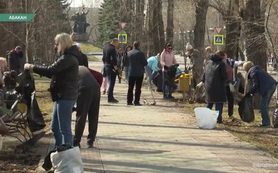 Уборка города после штормовых выходных продолжается