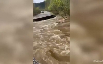 При въезде на станцию Югачи в Аскизском районе размыло дорогу