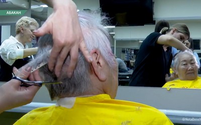 Парикмахеры Абакана и Черногорска сделали бесплатные стрижки пенсионерам